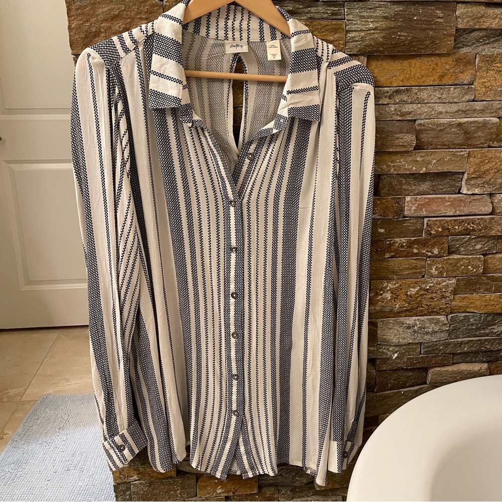 Daytrip dressy stripe top w/ cut out